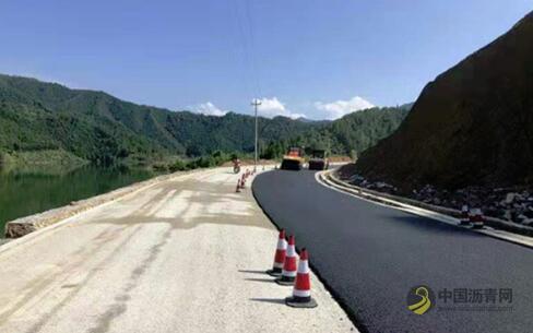 江华县S355公路建设进入新一轮的油面摊铺 沥青网，sinoasphalt.com