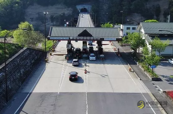 为什么高速公路是沥青路面，收费站却是水泥路面？ 沥青网，sinoasphalt.com