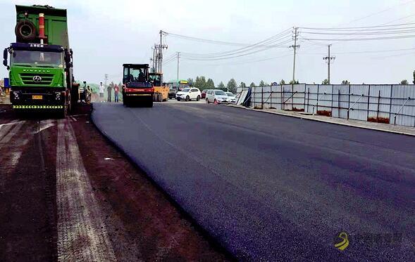 洛吉快速通道一期提升改造工程孟津段摊铺沥青路面 沥青网，sinoasphalt.com