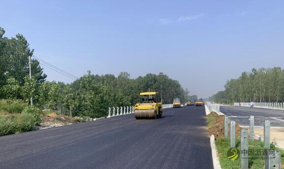 311国道东海改线段跨石安河大桥桥面沥青 开始摊铺 沥青网，sinoasphalt.com