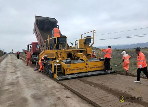 [甘肃]永登段在G341线试铺固化土代替传统水稳层 沥青网，sinoasphalt.com