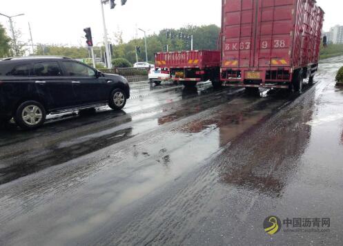 路面有刨铣过的痕迹 这处路口怎么不铺沥青？ 沥青网，sinoasphalt.com