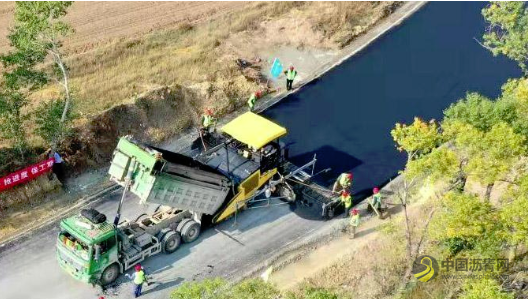 国庆假日期间建设者们坚守岗位筑路忙 沥青网，sinoasphalt.com