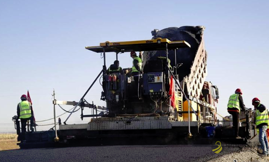 国庆假日期间建设者们坚守岗位筑路忙 沥青网，sinoasphalt.com