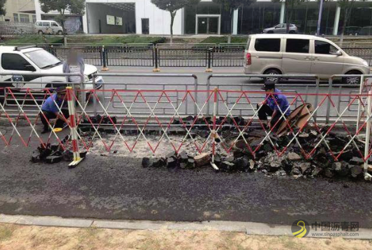 电力施工擅自开挖，人行道被“开膛破肚” 沥青网，sinoasphalt.com