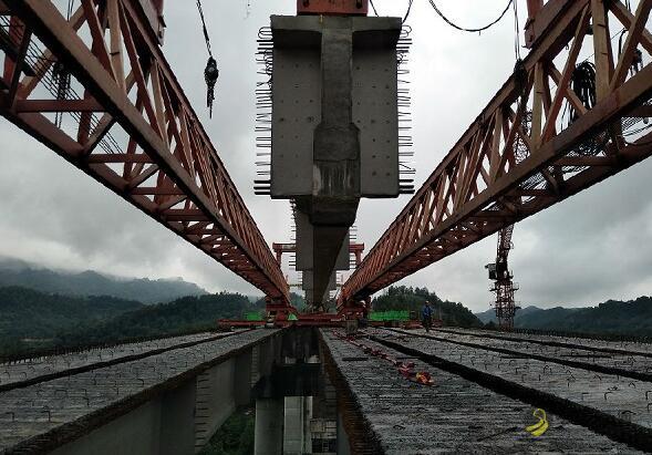 [重庆]渝黔高速公路扩能二标段团山堡大桥右幅架通 沥青网，sinoasphalt.com