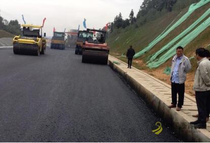 新余环城公路国道533线开始摊铺沥青面层 沥青网，sinoasphalt.com