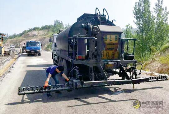 日照公路沥青洒布小组：吃在工地住在单位是工作常态 沥青网，sinoasphalt.com