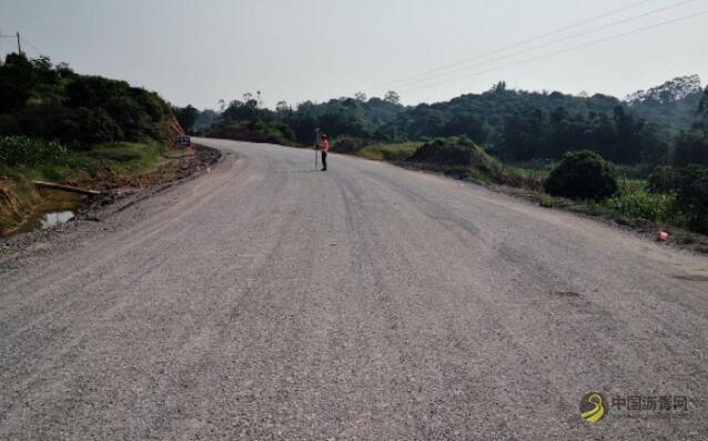 [广西]平兴路完成罗播段底基层摊铺 沥青网，sinoasphalt.com