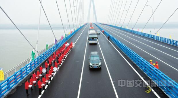 嘉鱼长江公路大桥建成通车 沥青网，sinoasphalt.com