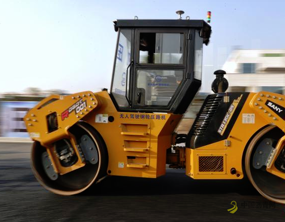 国内首套无人驾驶沥青道路摊铺压实设备成功“首秀” 沥青网，sinoasphalt.com