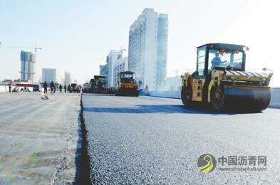 龙泉大街上跨桥即将完工 沥青网，sinoasphalt.com