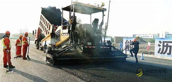 三一无人驾驶智能摊铺及压实施工燃爆上海滩 沥青网，sinoasphalt.com