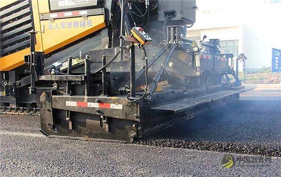 三一无人驾驶智能摊铺及压实施工燃爆上海滩 沥青网，sinoasphalt.com