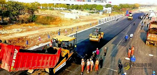 三一无人驾驶智能摊铺及压实施工燃爆上海滩 沥青网，sinoasphalt.com