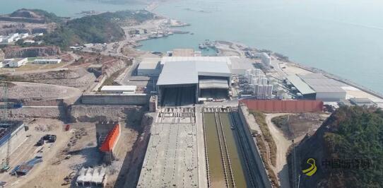 [广东]6万吨“巨无霸”蓄势待发！深中通道首节钢壳沉管完成浇筑并纵移成功 沥青网，sinoasphalt.com