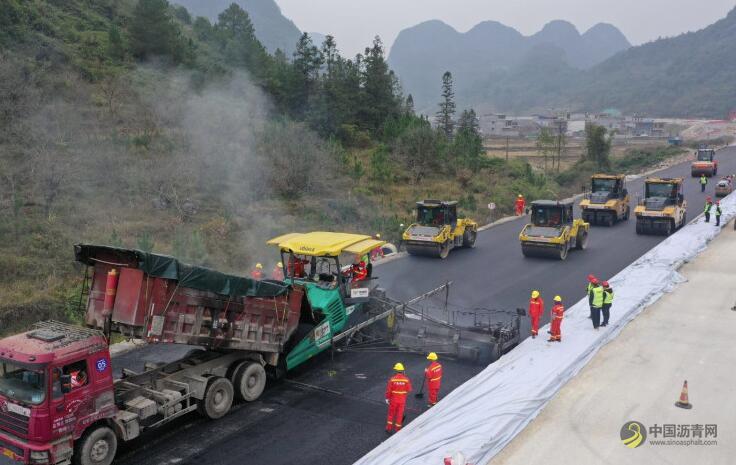 区内首个橡胶沥青功能层在融河高速成功摊铺 沥青网，sinoasphalt.com