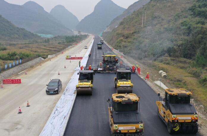 区内首个橡胶沥青功能层在融河高速成功摊铺 沥青网，sinoasphalt.com