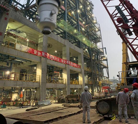 洛阳石化重整混合进料换热器安装就位 沥青网，sinoasphalt.com