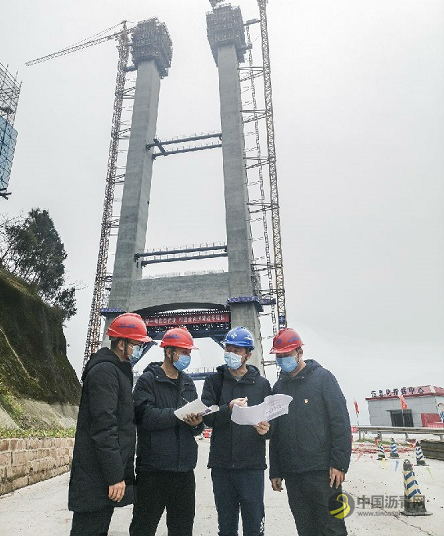 重庆在建最大跨径桥梁万州环线高速新田长江大桥复工 沥青网，sinoasphalt.com