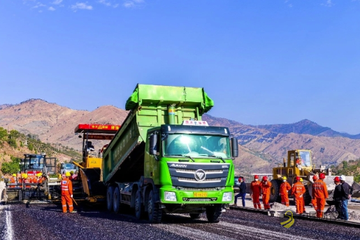 攀大高速公路沥青油面试验路铺筑成功 沥青网，sinoasphalt.com