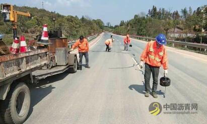 分宜公路分局抢抓时机实施沥青路面灌缝 沥青网，sinoasphalt.com