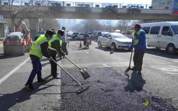 维修破损路面！烟台对市区主次干道进行全面“补缺” 沥青网，sinoasphalt.com