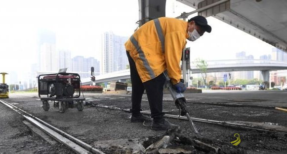 复工修路保运行 重新铺设具有快速凝固的冷沥青混合料 沥青网，sinoasphalt.com