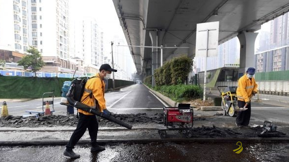 复工修路保运行 重新铺设具有快速凝固的冷沥青混合料 沥青网，sinoasphalt.com