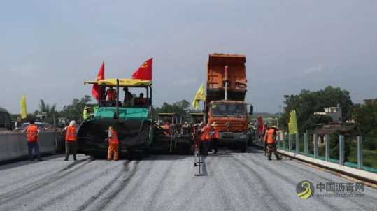 [广东]云茂高速首段沥青路面试验路段顺利摊铺 沥青网，sinoasphalt.com