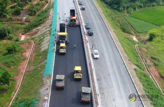 [广东]云茂高速首段沥青路面试验路段顺利摊铺 沥青网，sinoasphalt.com
