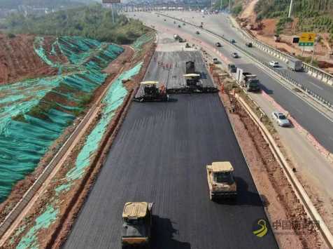 高速都是沥青路面，为什么在收费站要用水泥地面？专家说出原因 沥青网，sinoasphalt.com