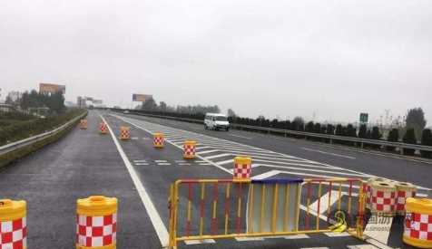 高速都是沥青路面，为什么在收费站要用水泥地面？专家说出原因 沥青网，sinoasphalt.com