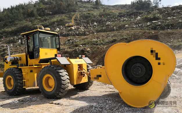 冲击式压路机用在哪里？高速扩建中冲击碾压机的作用 沥青网，sinoasphalt.com