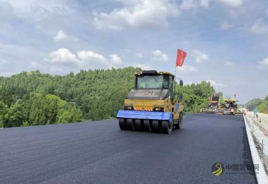 合潼安高速重庆段进入路面沥青摊铺施工阶段 沥青网，sinoasphalt.com