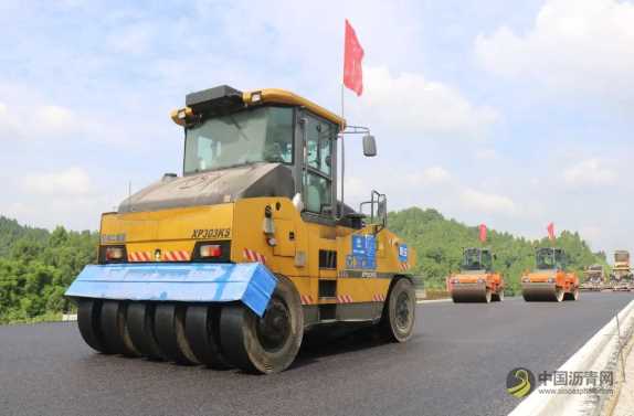 合潼安高速重庆段进入路面沥青摊铺施工阶段 沥青网，sinoasphalt.com