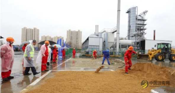 “上海第一摊”亮出新武器，智能沥青道路摊铺压实设备实现无人驾驶 沥青网，sinoasphalt.com