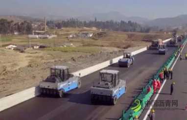 世界第一：无人驾驶北斗导航云南省昌保高速公路沥青摊铺 沥青网，sinoasphalt.com