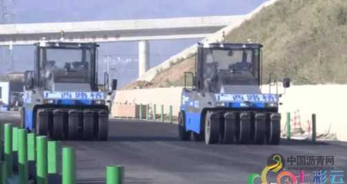 世界第一：无人驾驶北斗导航云南省昌保高速公路沥青摊铺 沥青网，sinoasphalt.com