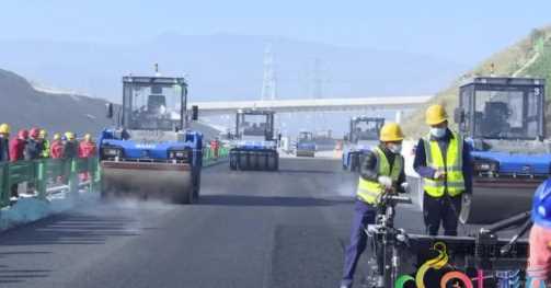 世界第一：无人驾驶北斗导航云南省昌保高速公路沥青摊铺 沥青网，sinoasphalt.com