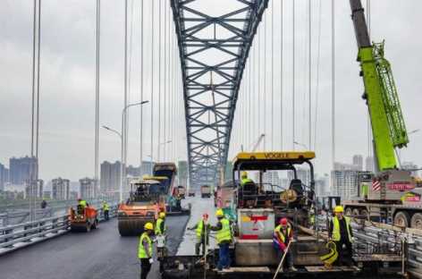 最后冲刺!汉江湾桥主桥面完成沥青摊铺 沥青网,sinoasphalt.com