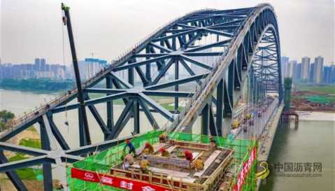 最后冲刺!汉江湾桥主桥面完成沥青摊铺 沥青网,sinoasphalt.com