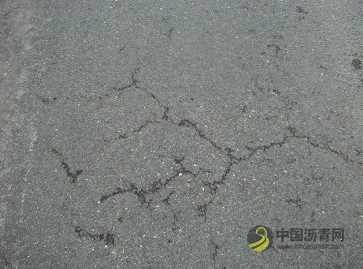 沥青路面裂缝成因分析及预防,太实用了! 沥青网,sinoasphalt.com
