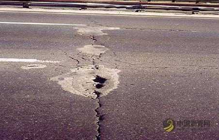 沥青路面裂缝成因分析及预防,太实用了! 沥青网,sinoasphalt.com