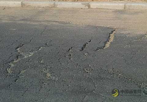 沥青路面裂缝成因分析及预防,太实用了! 沥青网,sinoasphalt.com