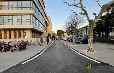 塑料奶瓶制沥青 国内首条“废塑料再生环保路”在华理亮相 沥青网，sinoasphalt.com