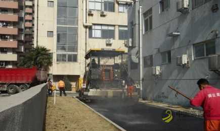 塑料奶瓶制沥青 国内首条“废塑料再生环保路”在华理亮相 沥青网，sinoasphalt.com