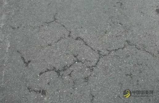 沥青路面裂缝的主要形式，原因分析及预防措施！ 沥青网，sinoasphalt.com