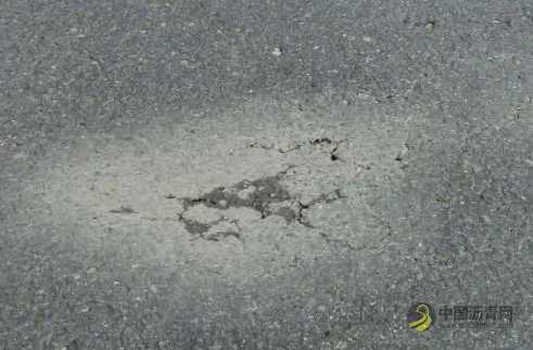 沥青路面裂缝的主要形式，原因分析及预防措施！ 沥青网，sinoasphalt.com