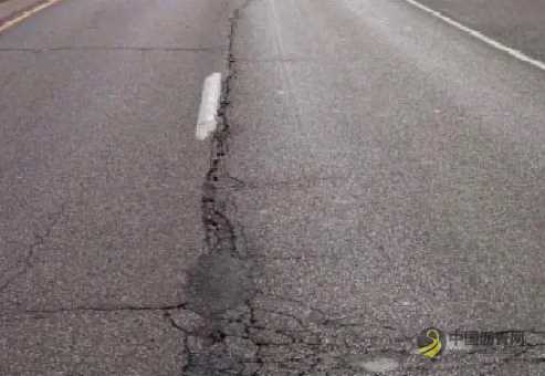 沥青路面裂缝的主要形式，原因分析及预防措施！ 沥青网，sinoasphalt.com